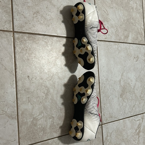 Girls adidas soccer cleats - Picture 3 of 3